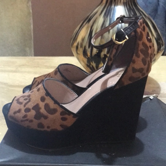 Leopard Pony/True Sue Vince Camuto - Picture 4 of 5